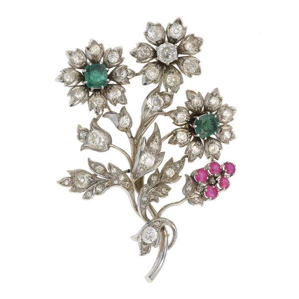 Spilla a soggetto floreale con diamanti di vecchio taglio, smeraldi e rubini