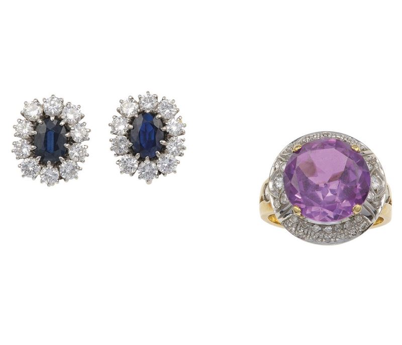 Lotto composto da un anello con gemma sintetica viola ed un paio di orecchini con diamanti e zaffiri  - Asta Gioielli - Cambi Casa d'Aste