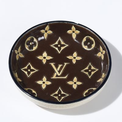 Ciotolina "louis Vuitton".francia, Manifattura di Longwy, XX Secolo.