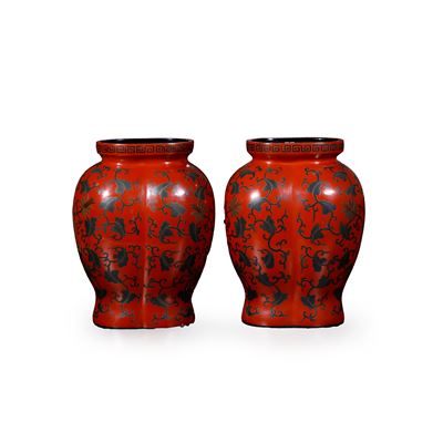 Coppia di Vasi in Lacca Rossa. Cina, XX Secolo
