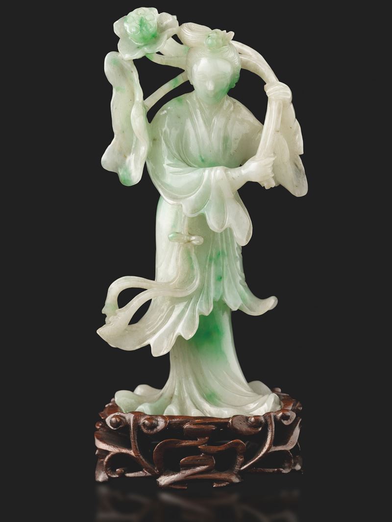 Figura di fanciulla con fiori scolpita in giadeite con sfumature green apple, Cina, Dinastia Qing, XX secolo  - Asta Arte Orientale - II - Cambi Casa d'Aste