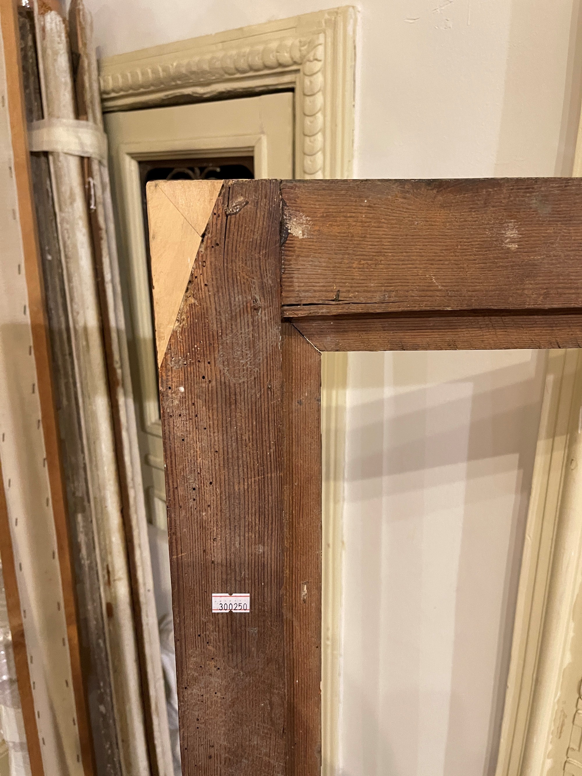 Cornice in Legno Dorato e Laccato a Finta Tartaruga. Marche Fine del XVII Secolo