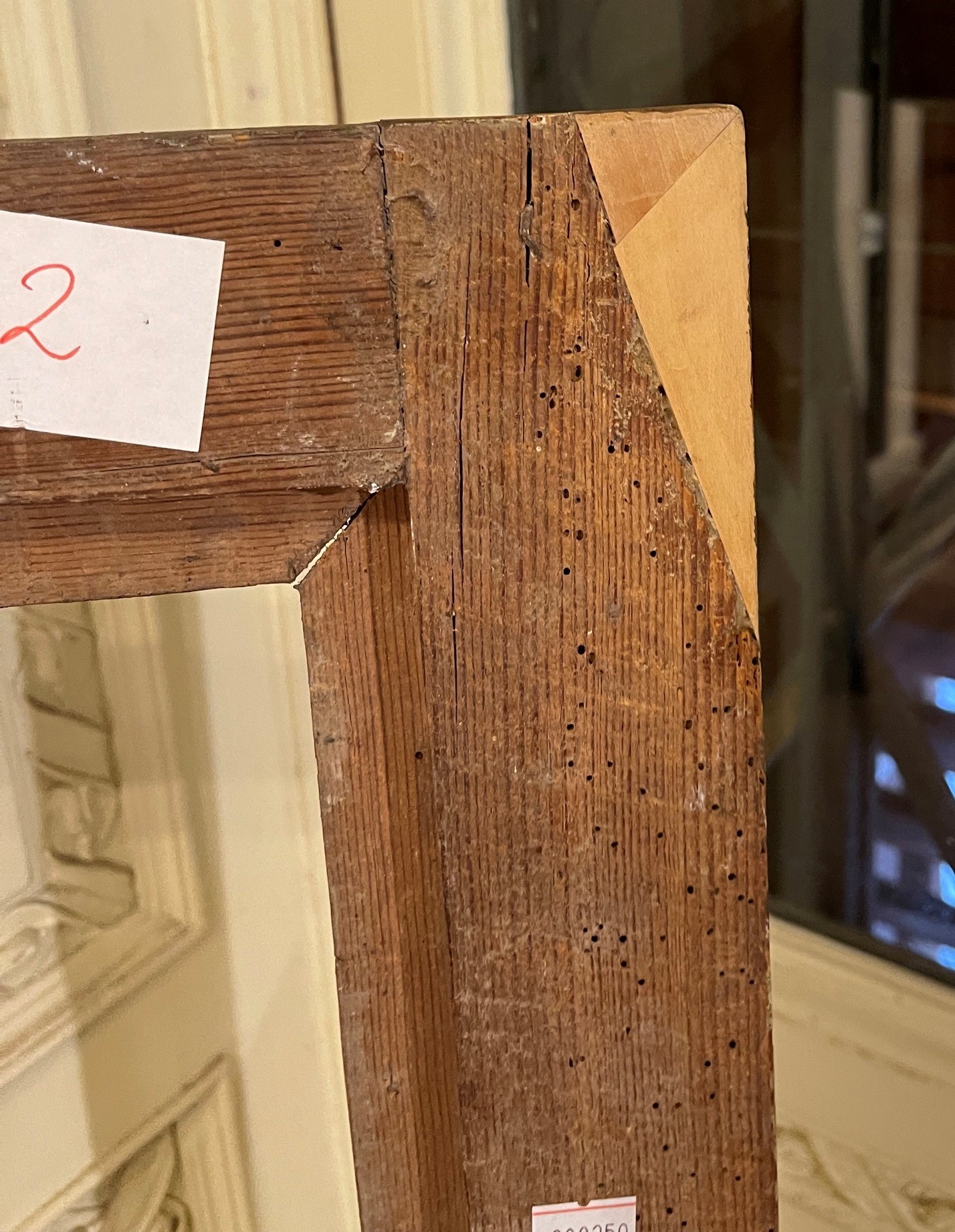 Cornice in Legno Dorato e Laccato a Finta Tartaruga. Marche Fine del XVII Secolo