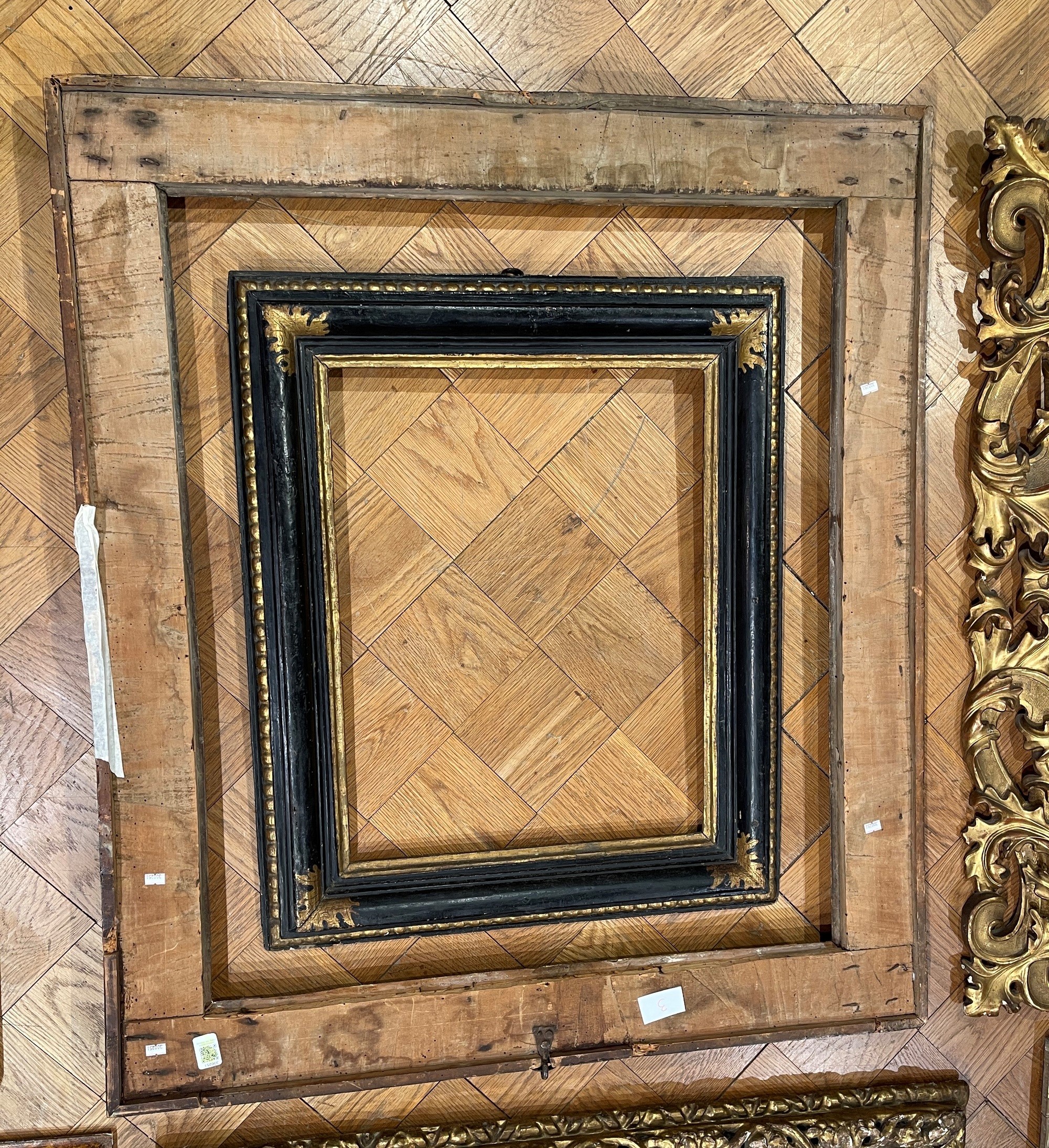 Cornice a Cassetta Ebanizzata con Racemi Dorati. Toscana XVII Secolo