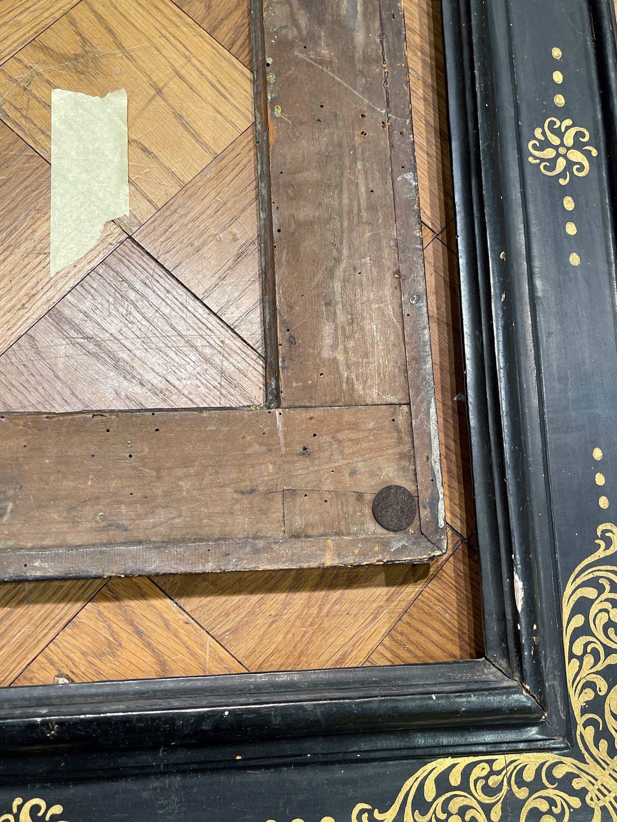Cornice a Cassetta in Legno Ebanizzato e Dorato, Toscana XVII Secolo