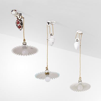 Tre Lampadari Saliscendi in Ceramica e Vetro Satinato. XX Secolo
