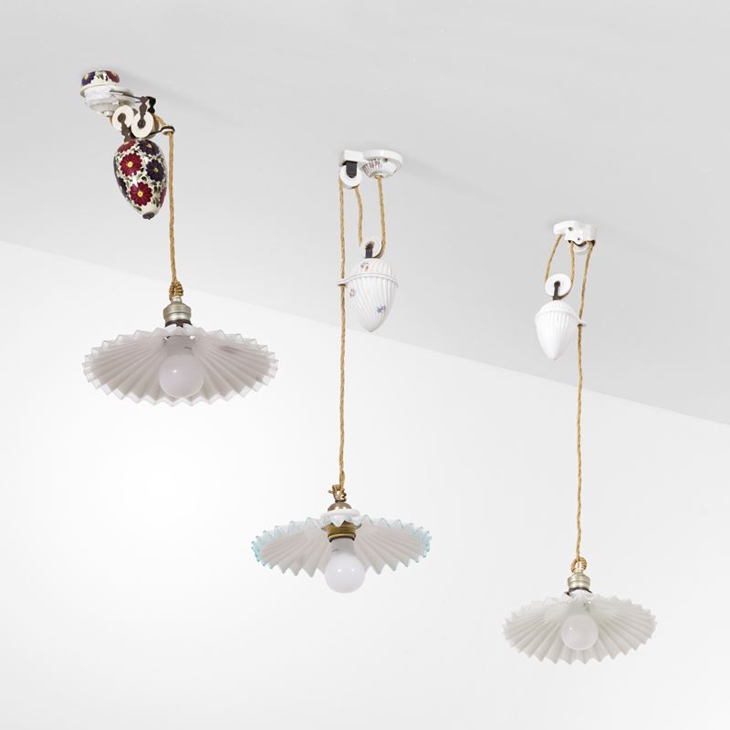 Tre lampadari saliscendi in ceramica e vetro satinato. XX secolo  - Asta Fabio Fazio, arredi e ricordi di una casa di campagna - Cambi Casa d'Aste