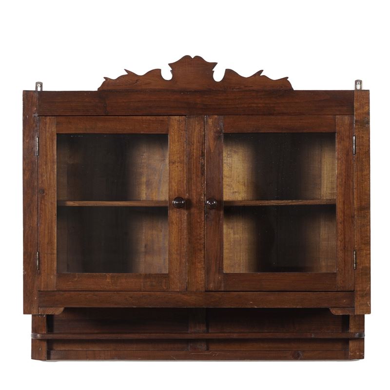 Vetrinetta pensile a due ante. XX secolo  - Asta Fabio Fazio, arredi e ricordi di una casa di campagna - Cambi Casa d'Aste