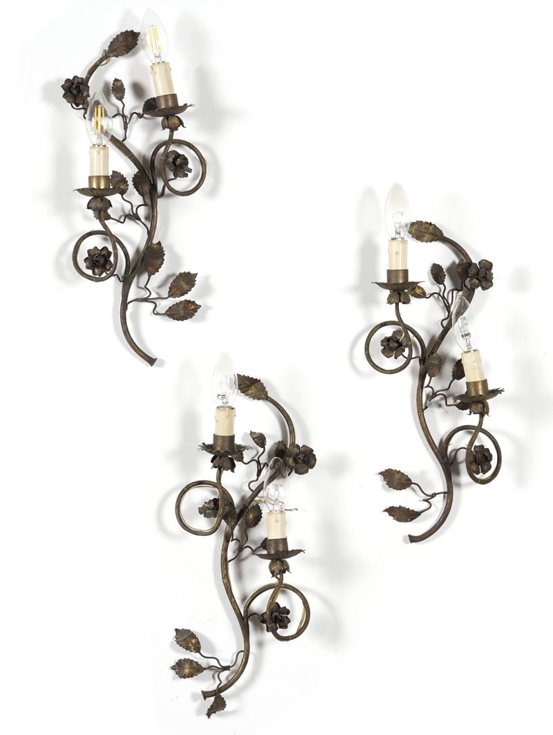 Tre appliques  a due luci in metallo. XX secolo  - Asta Fabio Fazio, arredi e ricordi di una casa di campagna - Cambi Casa d'Aste