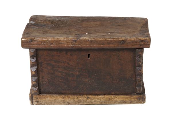 Piccola cassa rustica in legno. XVII-XVIII secolo