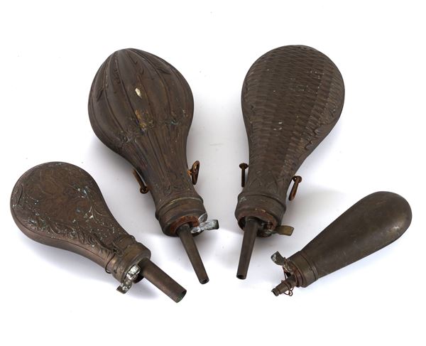 Quattro fiasche da polvere da sparo in rame sbalzato e metallo. XIX-XX secolo