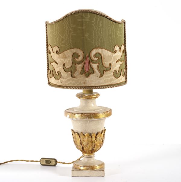 Lampada da tavolo in legno intagliato, dipinto e dorato. XIX secolo