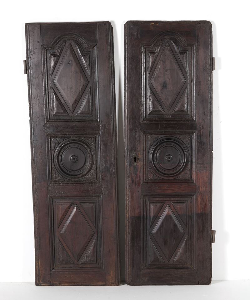 Coppia di ante in legno intagliato a figure geometriche. Spagna XVII secolo  - Asta Fabio Fazio, arredi e ricordi di una casa di campagna - Cambi Casa d'Aste