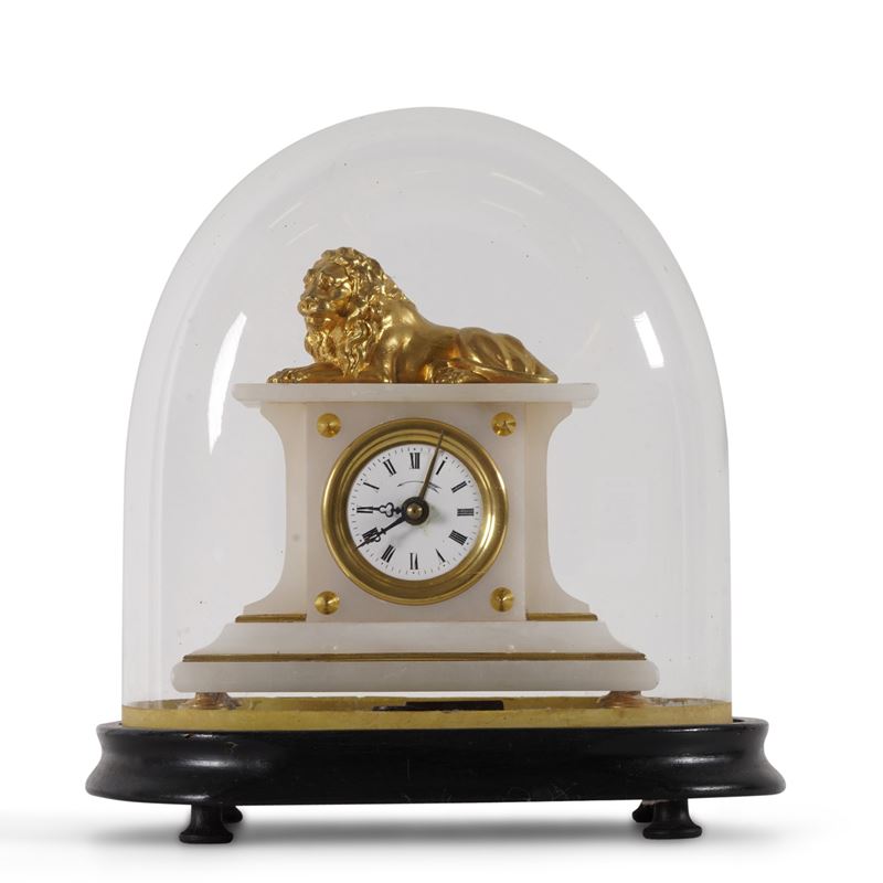 Pendola da tavolo in bronzo dorato e alabastro. XIX secolo  - Asta Fabio Fazio, arredi e ricordi di una casa di campagna - Cambi Casa d'Aste