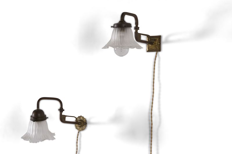 Due appliques in metallo dorato e diffusore in vetro satinato. XX secolo  - Asta Fabio Fazio, arredi e ricordi di una casa di campagna - Cambi Casa d'Aste