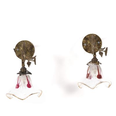 Coppia di Appliques Liberty in Bronzo Dorato e Diffusore in Vetro. XX Secolo
