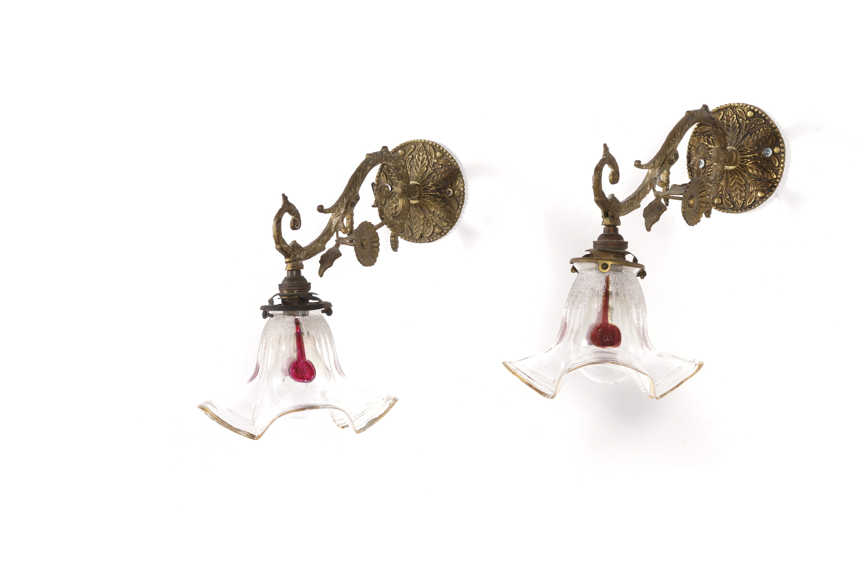 Coppia di Appliques Liberty in Bronzo Dorato e Diffusore in Vetro. XX Secolo
