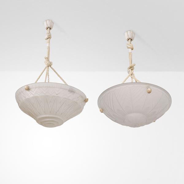 Due lampadari con diffusore in vetro satinato. Francia, XX secolo