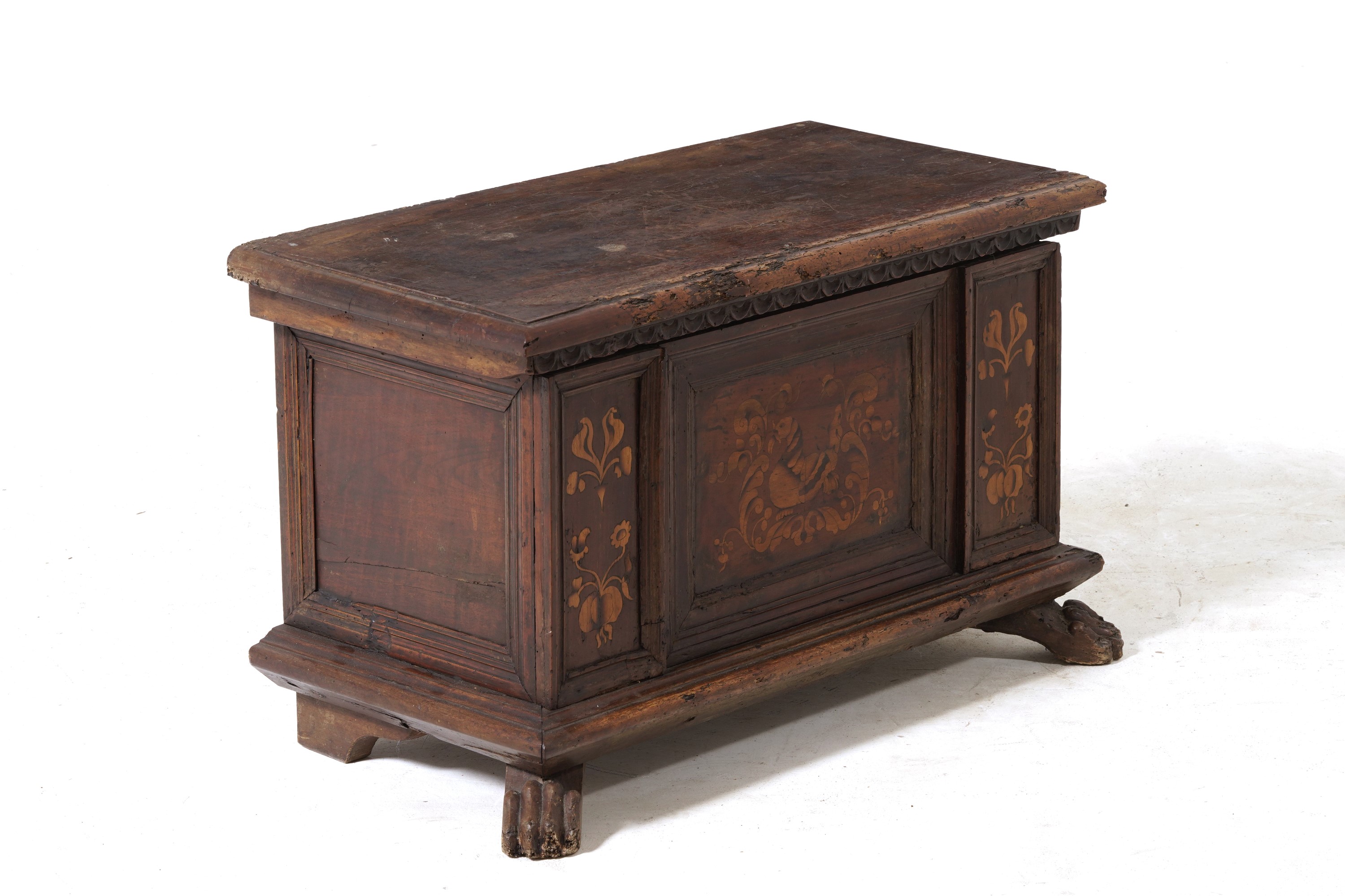 Piccola Cassapanca in Legno Intarsiato. Mantova, XVI Secolo