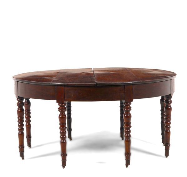 Grande tavolo allungabile in noce. XIX secolo