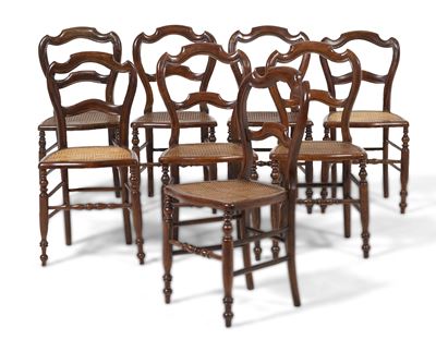 Gruppo di Otto Sedie Luigi Filippo in Noce Intagliato. XIX-XX Secolo