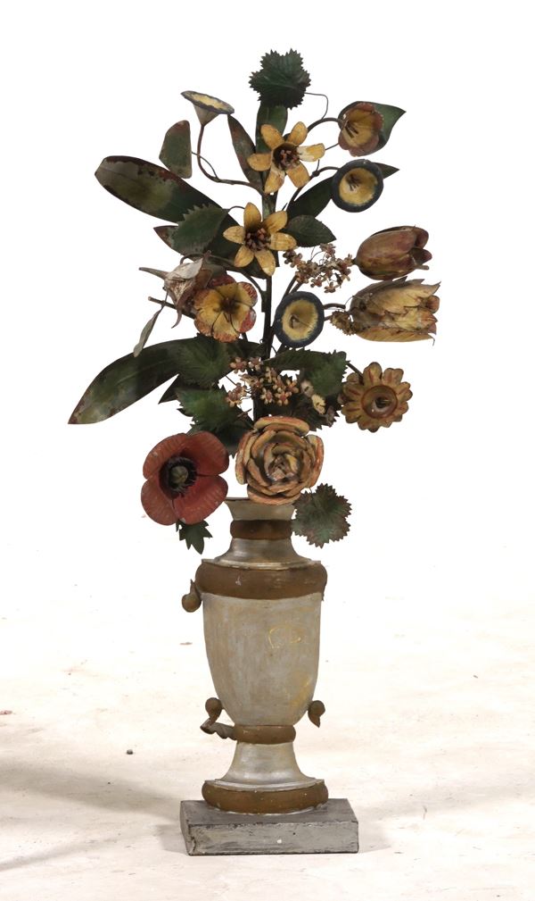 Vaso con fiori in metallo dipinto con base porta vaso in legno