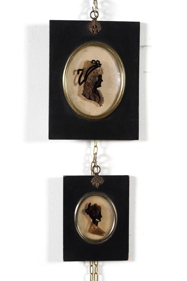 Due dipinti su vetro con profili femminili, ghiere in bronzo e cornici ebanizzate