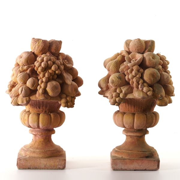 Coppia di vasi con frutta in terracotta. Toscana, XX secolo