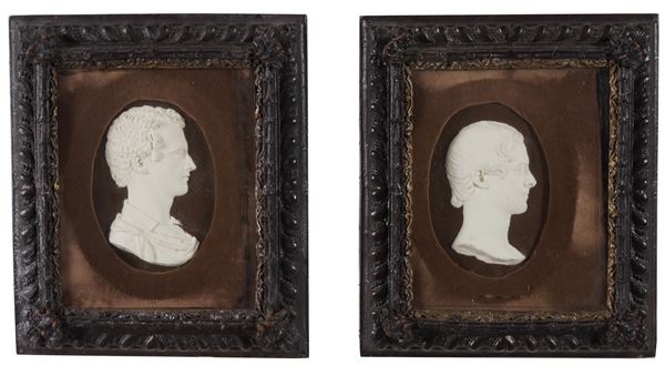 Coppia di cornici contenenti profili maschili in gesso. XIX secolo