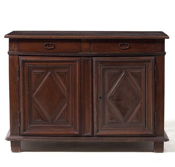 Credenza a due ante pannellate e due cassetti. Costruita con elementi antichi