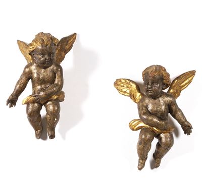 Coppia di Sculture di Angeli in Legno Dipinto e Dorato. XIX Secolo