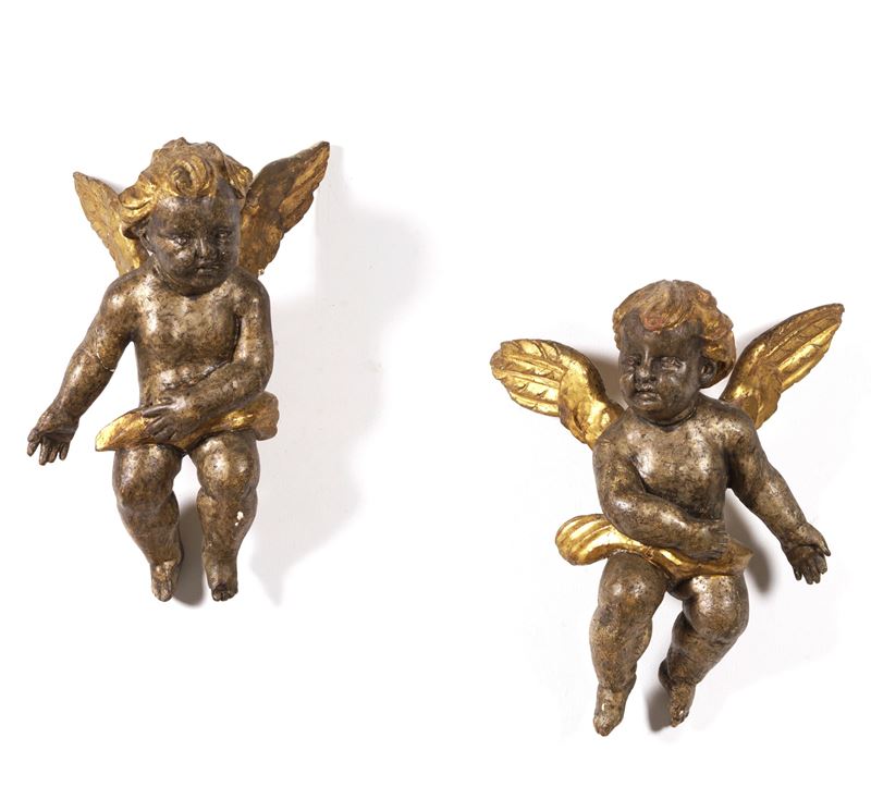 Coppia di sculture di angeli in legno dipinto e dorato. XIX secolo  - Asta Fabio Fazio, arredi e ricordi di una casa di campagna - Cambi Casa d'Aste