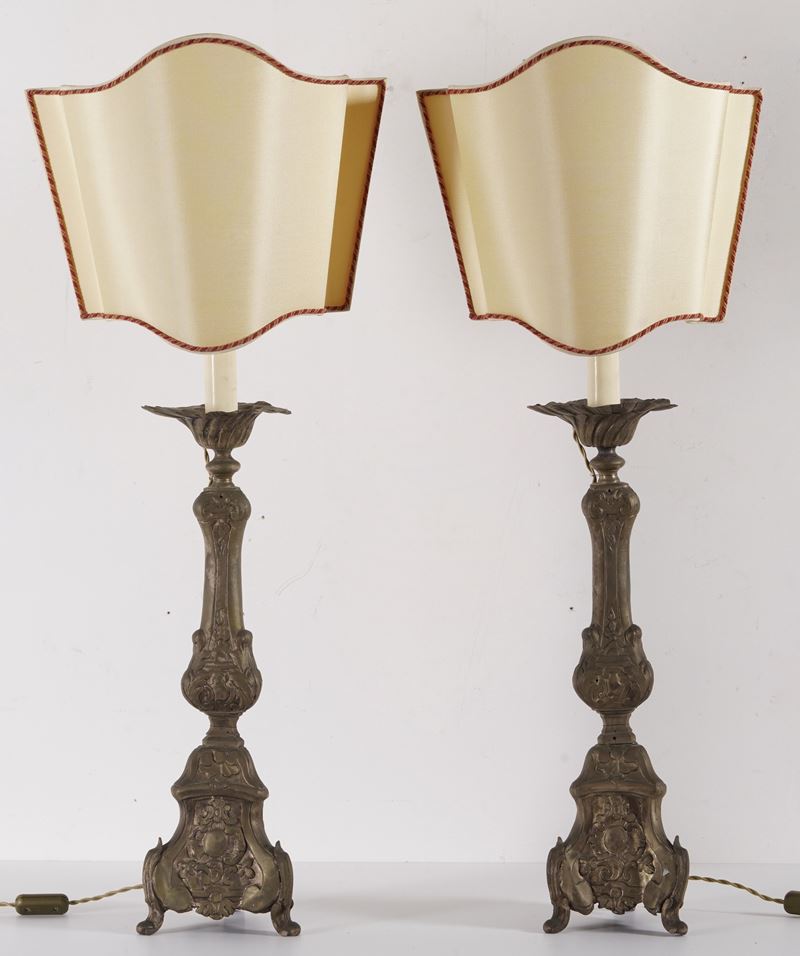 Coppia di candelieri in metallo sbalzato. XVIII-XIX secolo  - Asta Fabio Fazio, arredi e ricordi di una casa di campagna - Cambi Casa d'Aste