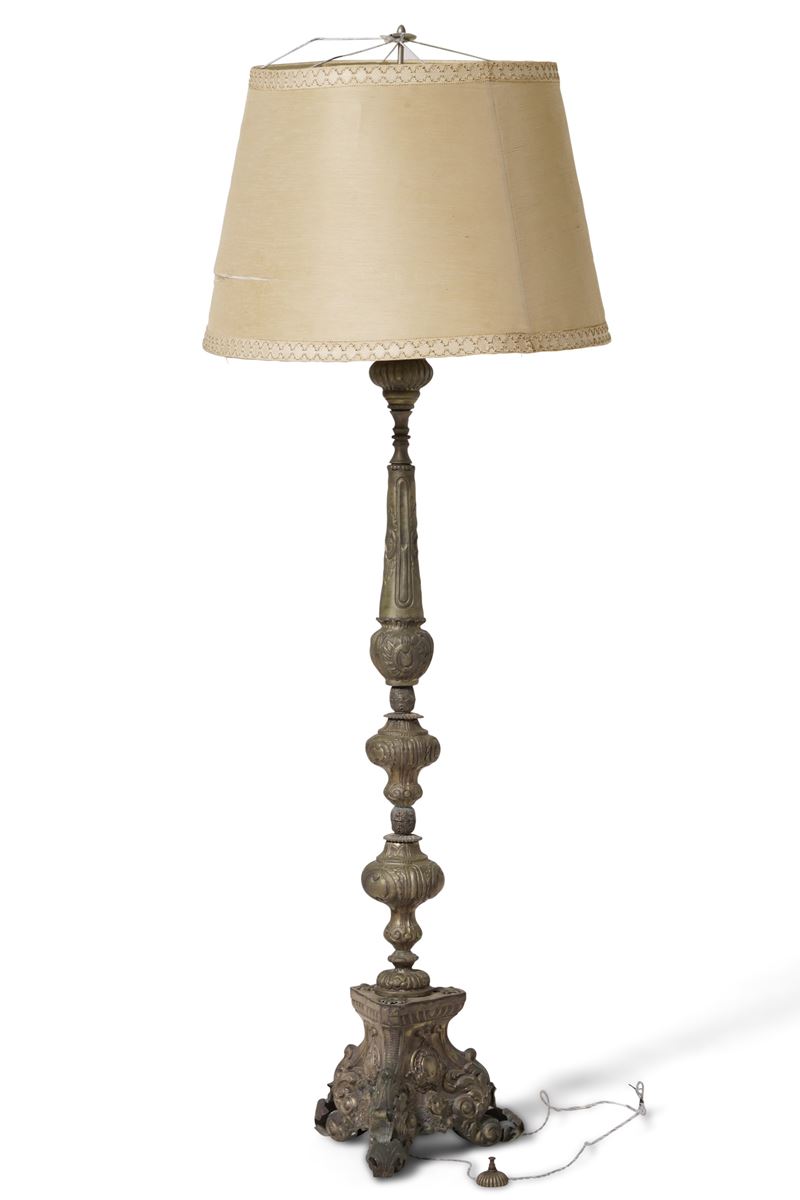 Torciere in metallo sbalzato. XIX secolo  - Auction Fabio Fazio, furniture and memories of a country house - Cambi Casa d'Aste