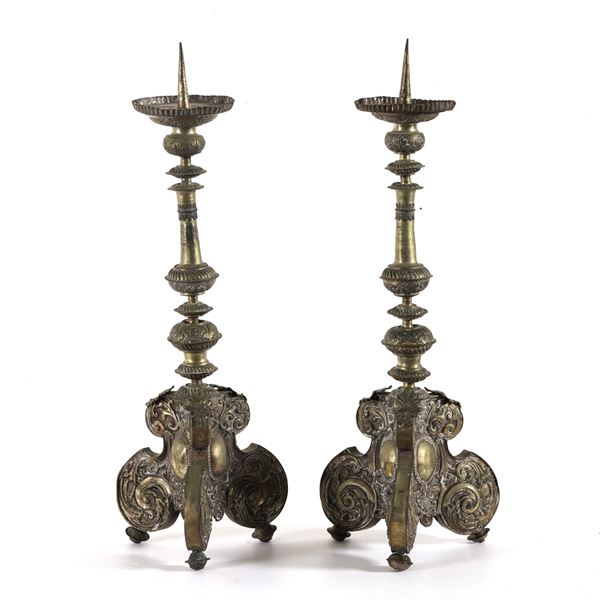 Coppia torcieri in ottone sbalzato. XVIII secolo
