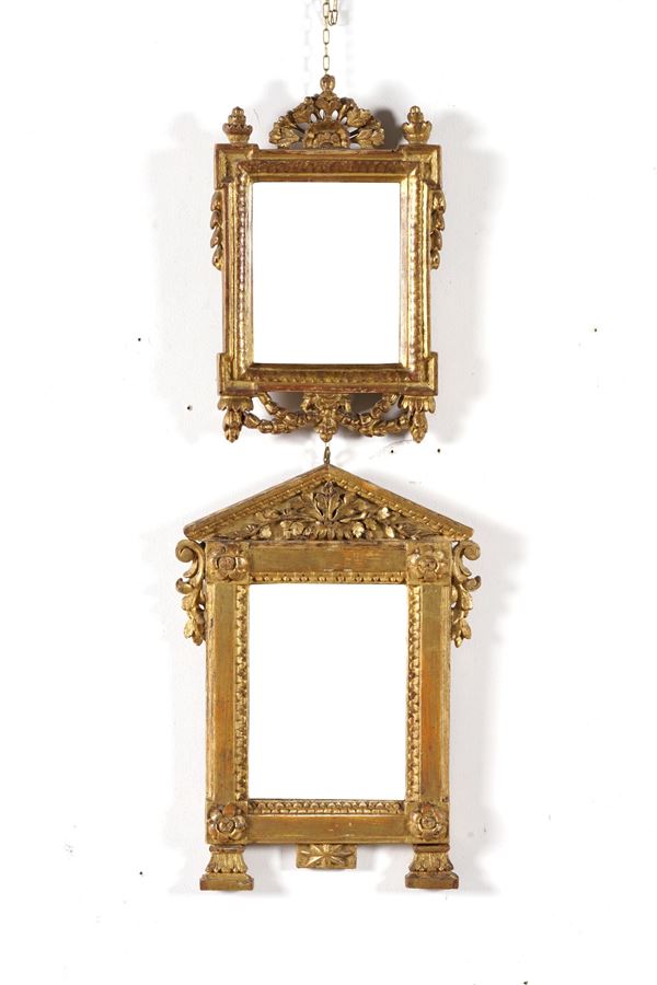 Due cornici cartagloria in legno intagliato e dorato. XVIII secolo