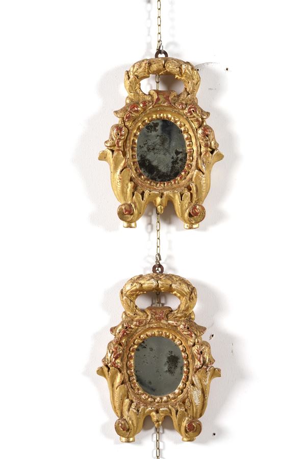 Coppia di cornici cartagloria in legno intagliato e dorato. XVIII secolo
