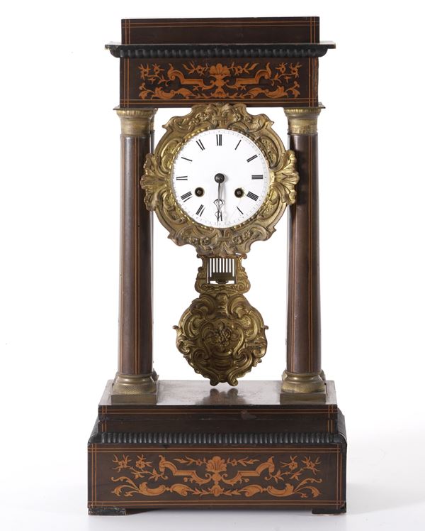 Pendola a portico Carlo X lastronata e intarsiata. XIX secolo