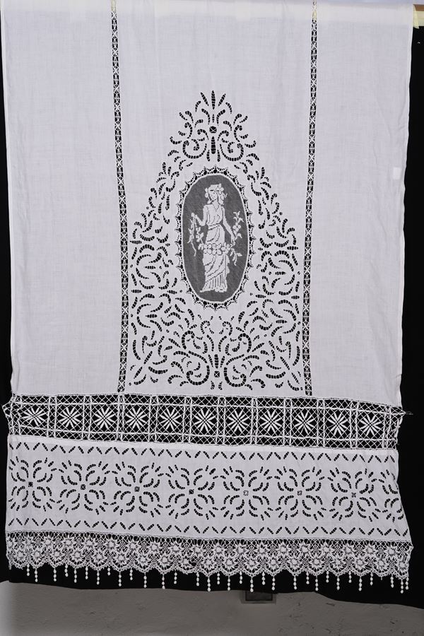 Tenda ricamata con figura femminile entro ovale frangia con decori geometrici