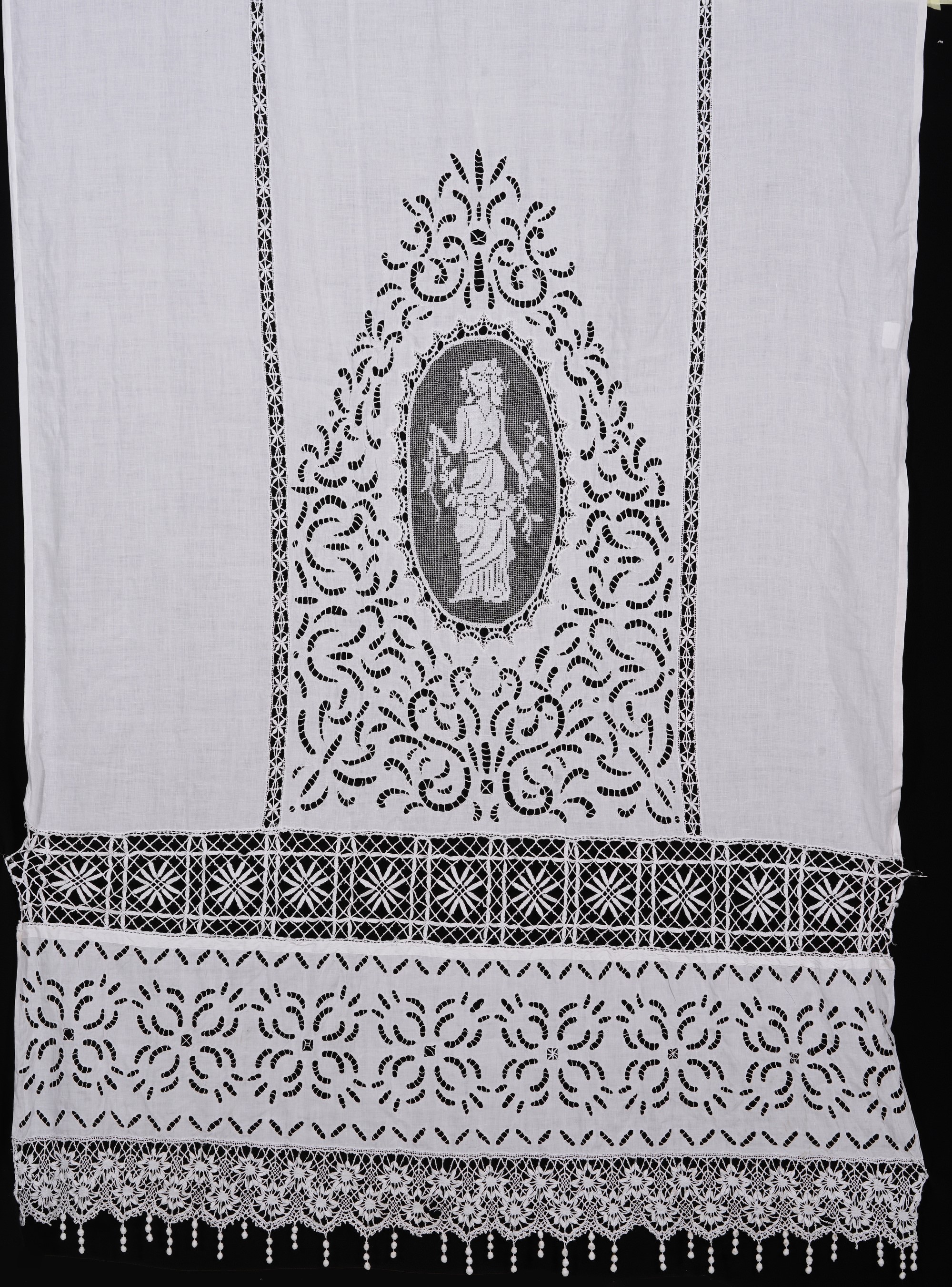 Tenda Ricamata con Figura Femminile Entro Ovale Frangia con Decori Geometrici