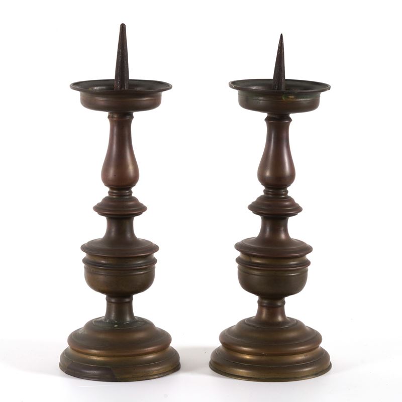 Coppia di portaceri a rocchetto in bronzo fuso. XVIII-XIX  secolo  - Auction Fabio Fazio, furniture and memories of a country house - Cambi Casa d'Aste