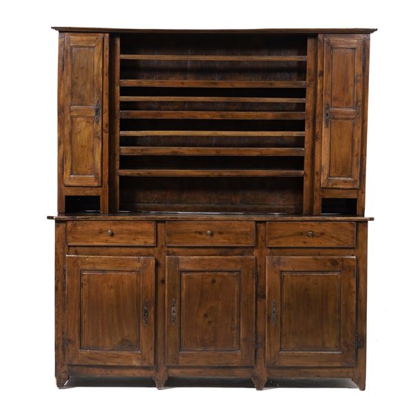 Credenza con piattaia in noce. XIX secolo