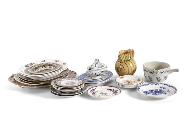 Collezione di vassoi, piatti e pezzi per la tavola in ceramica, manifatture differenti