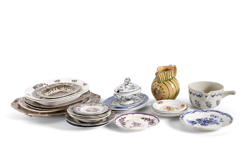 Collezione di vassoi, piatti e pezzi per la tavola in ceramica, manifatture differenti  - Asta Fabio Fazio, arredi e ricordi di una casa di campagna - Cambi Casa d'Aste