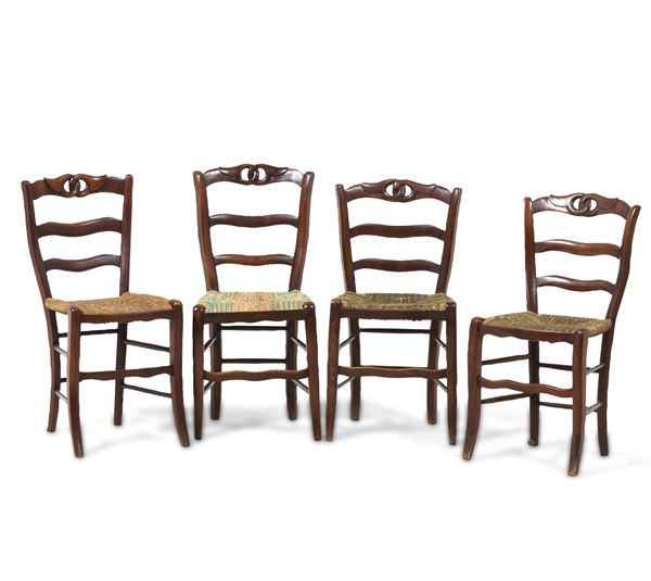 Quattro sedie in noce intagliato. XIX secolo