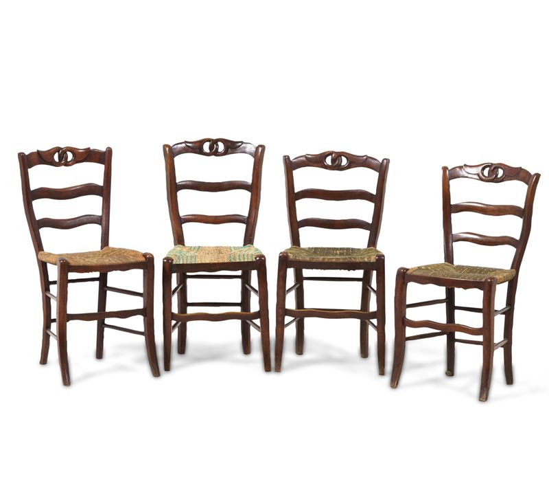 Quattro sedie in noce intagliato. XIX secolo  - Asta Fabio Fazio, arredi e ricordi di una casa di campagna - Cambi Casa d'Aste