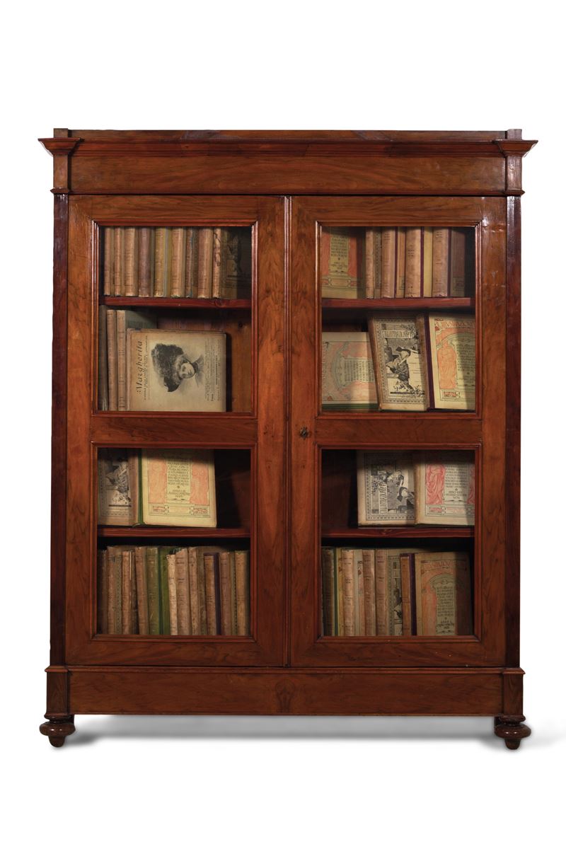 Libreria a due ante in noce. XIX-XX secolo  - Auction Fabio Fazio, furniture and memories of a country house - Cambi Casa d'Aste