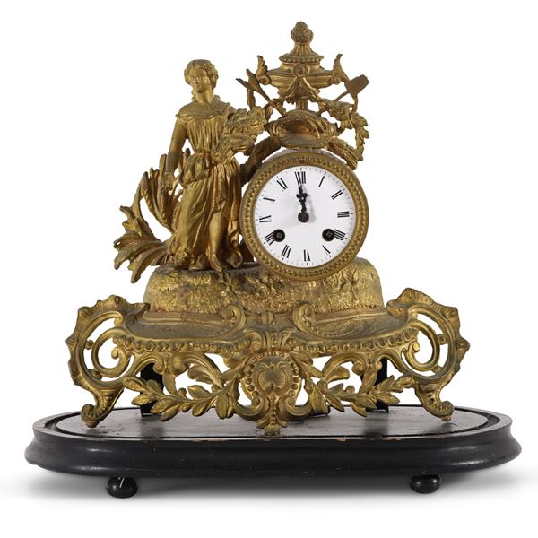 Pendola da tavolo in metallo dorato. XIX-XX secolo