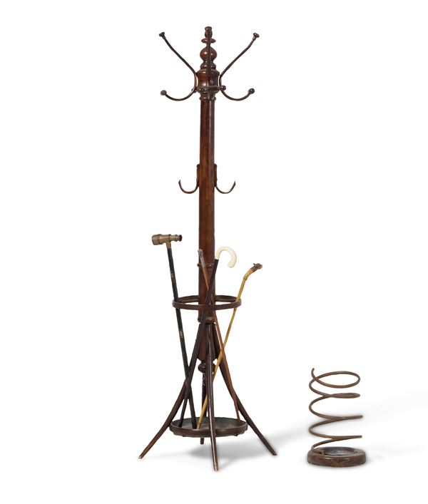 Appendiabiti in legno tornito e portaombrelli in metallo