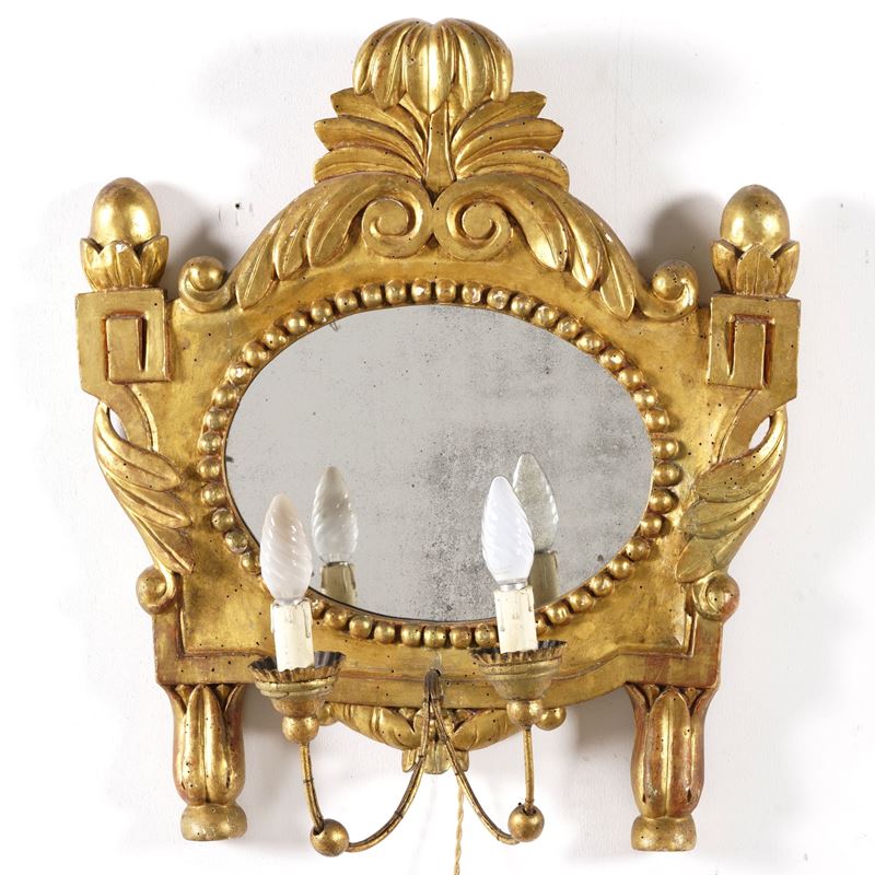 Specchiera a due luci in legno intagliato e dorato. XVIII-XIX secolo  - Asta Fabio Fazio, arredi e ricordi di una casa di campagna - Cambi Casa d'Aste